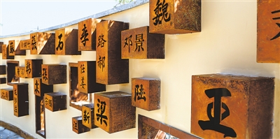 <p>　　修葺一新的“文化墙”彰显乡村文明之美。</p>