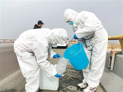 <p>　　环境监测人员正在提取水样。</p><p>　　本报记者　李　锦　摄　　</p>