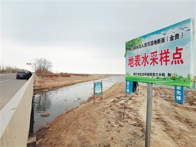 <p>　　每一处地表水水质采点都设有专门的标识。</p><p>　　本报记者　李　锦　摄　</p>