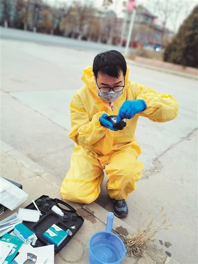 <p>　　水质监测员进行现场水质检测。</p><p>　　（图片由受访者提供）</p>