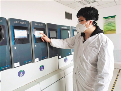 <p>　　黄河银川银古桥水质监测站维护人员在检测设备。</p><p>　　本报记者　李　锦　摄　　</p>