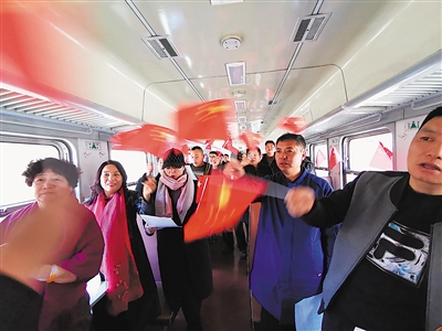 <p>　　游客搭乘绿皮火车体验工业旅游。（资料图片）</p>