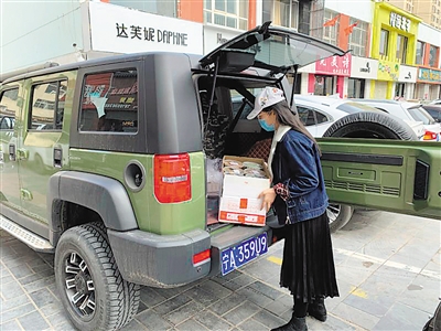 <p>　　正在送货的王占慧。</p><p>　　（图片均受访者提供）</p>