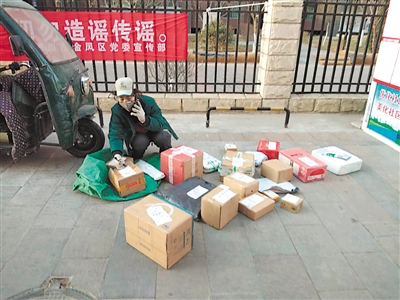 <p>　　等待客户取货的韩琴。</p>