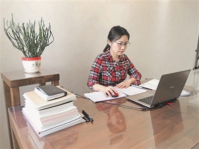 <p>　　苑玉新通过线上直播方式为学生上课。</p>