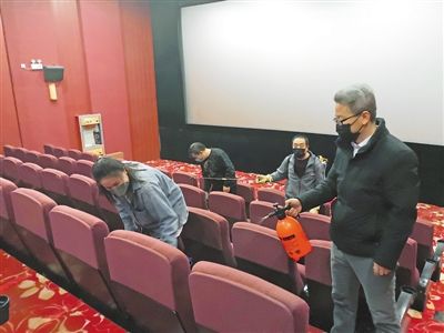<p> 宁夏人民会堂影城工作人员对影院进行消毒。</p>