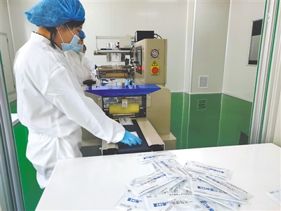 <p> 对生产出的口罩进行包装。</p>