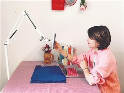 <p> 中国国旅宁夏分社员工线上直播宣传宁夏旅游。</p>