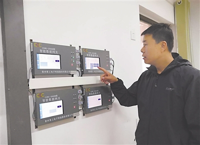 <p> 卢选东介绍智能水表相关设备。</p>