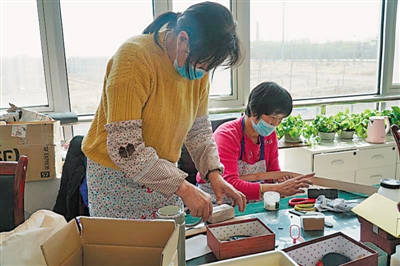 <p>　　谭雪勤和同伴在赶活。本报记者　　李　徽　　张　唯　摄　　</p>