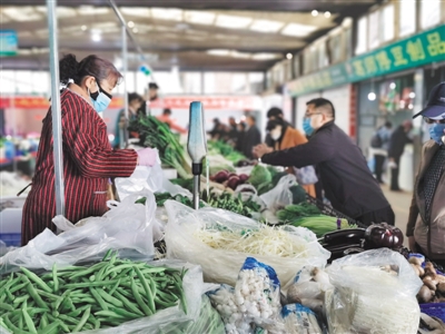 <p>　　超薄的塑料袋充斥农贸市场。</p>