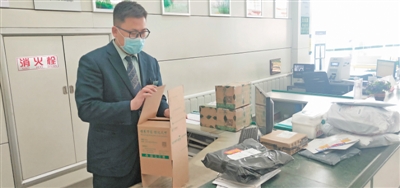 <p>　　邮政工作人员正在组装环保纸箱。</p>