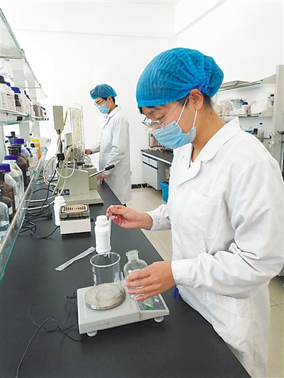 <p>　　在银川凤仪堂生物工程有限公司研发中心，技术人员正在从事研发工作。</p>