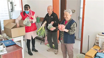 <p>　　疫情防控期间，社区工作人员为居家隔离户、孤寡老人、特殊群体送菜上门。</p>