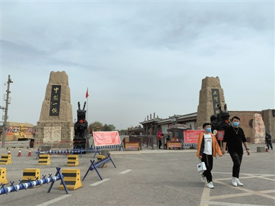 <p>　　4月14日下午，结束了参观的游客从镇北堡西部影城走出。</p>
