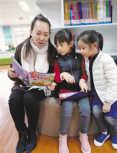 <p>　　章瀚文给幼儿园小朋友讲科学故事。　（资料图片）</p>
