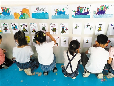 <p>　　移民村孩子拿起画笔描绘美好生活。　　	　　　　　　（图片由受访者提供）</p>
