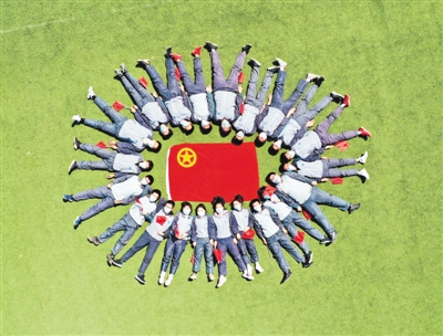 <p>　　吴忠高级中学举办“我和团旗合个影”活动。</p>
