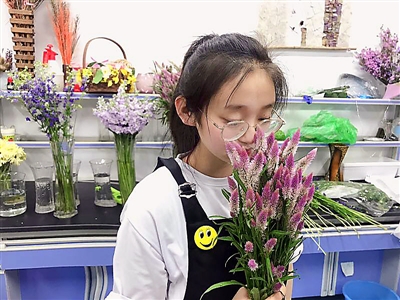 <p>　　陈佳恬在花室练习插花。</p>