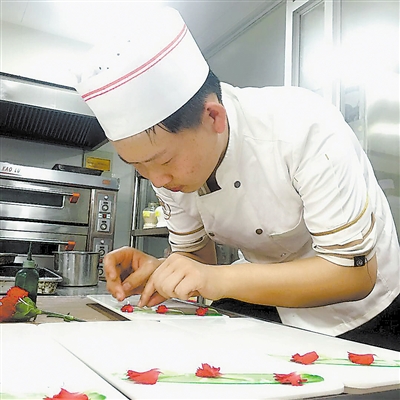 <p>　　李志轩在练习摆盘。</p>