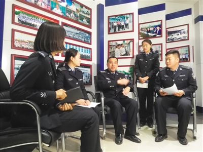<p>　　王涛老师（左三）和学生们在一起畅所欲言。</p>