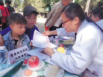<p>　　宁夏医科大学总医院等医疗单位专家走近市民，教大家怎么吃更营养健康。　　　　　　　　　　　　　　　　　　　　　　　　　　　　　（照片由银川市公益行动联合会提供）</p>