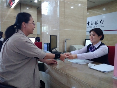 <p>　　5月21日，银川市刘女士在中国银行宁夏分行跨境金融服务中心通过“中银全球智汇”，在较短时间内完成了为海外留学孩子学费购汇业务。今年前4个月这家银行通过各种快捷便民方式接待购汇客户11460户，办理购汇业务21318笔。本报记者　鲁延宏　摄　　</p>