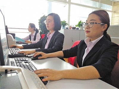 <p>　　近日，中国银行宁夏分行交易银行部工作人员正通过网上平台为企业办理出口结汇业务。企业无需派员奔波，出口结汇、进口付汇均可网上办。</p><p>　　本报记者</p><p>　　鲁延宏　摄</p>
