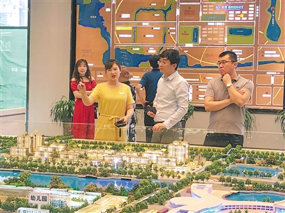 <p>　　市民在银川市某楼盘咨询。至5月末，全区商品房待售面积917.9万平方米，同比下降4.2%。</p>