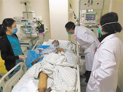 <p>　　疾控中心工作人员在查看病人。</p>