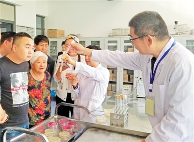 <p>　　自治区食品检测研究院邀请群众参观食品检测实验室，体验食品质量检测过程。</p><p>　　本报记者　陶涛　摄</p>