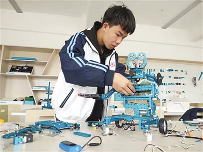<p>　　赵继龙展示他制作的机器人。</p>