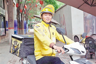 <p>　　某外卖平台“小哥”准备送餐。</p>