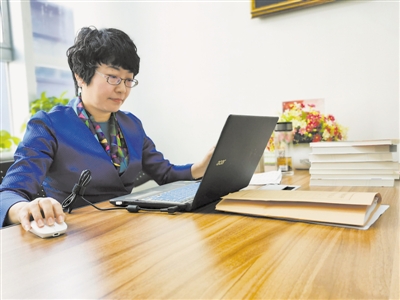 <p>　　宋淑琴在加班。</p>