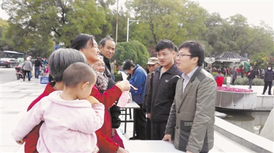 <p>　　李善鹏律师（右一）在公园开展法律宣传　。</p>