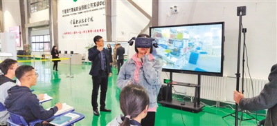 <p>　　学生佩戴VR设备进入新华百货仓储车间进行实操。</p>