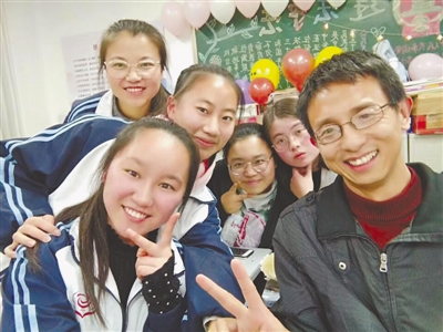 <p>　　邓华（右一）与学生在一起。</p>