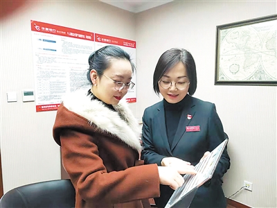 <p>　　理财经理向客户介绍理财知识。</p>
