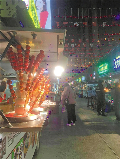 <p>　　12月21日，银川市鼓楼尚街夜市，寒冷冬夜仍吸引食客流连。</p><p>　　本报记者　毛雪皎　摄</p>