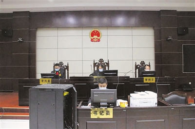 <p>　　西夏区法院线上审理刑事案件。</p>
