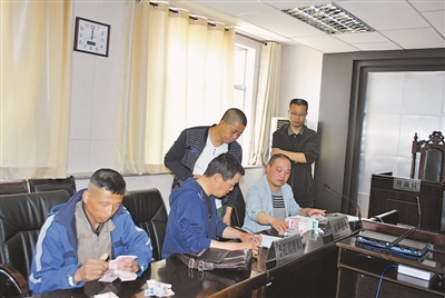 <p>　　在仲裁员调解下，用工单位当庭为劳动者发放拖欠工资。</p><p>　　（资料照片）</p>