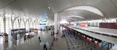 <p>　　在银川河东国际机场航站楼内，办理乘机手续的旅客逐渐增多。</p>