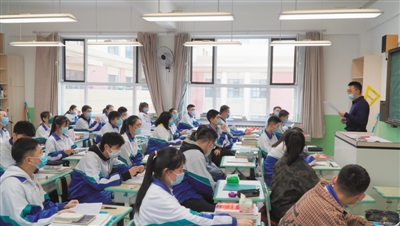 <p>　　高三学生有针对性地进行考前训练。																	　　　本报记者　王刚　摄</p>