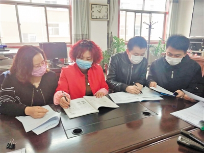 <p>　　初三年级物理教师一同备课。</p>