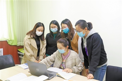 <p>　　“云端课堂”开课前，老师们共同开展教学研究。</p>