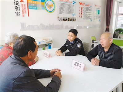 <p>　　西夏区公安分局民警下沉社区进行调解。</p>