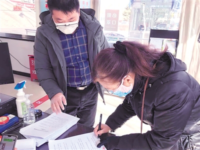 <p>　　银川市兴庆区人民法院法官指导当事人签署调解协议。</p>