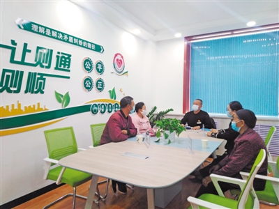 <p>　　同心县司法局“老马”品牌调解室里，马长保（中）正在调解纠纷。</p>