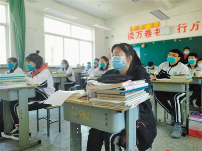 <p>　　五月八日，盐池县高级中学高三学生在上课。</p>