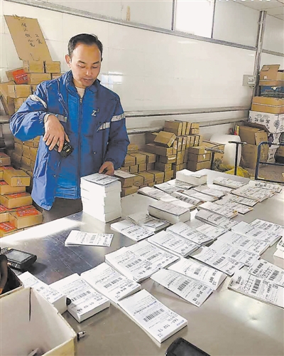<p>　　马林岗加班加点揽收快件。</p>